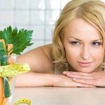 Девушка и овощи в стакане