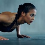 Девушка отжимается от пола