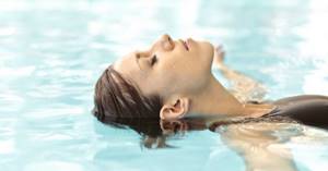 Девушка плывет