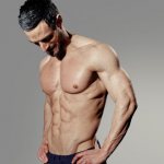 Кубики пресса на животе мужчины