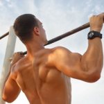 Мужчина подтягивается на турнике