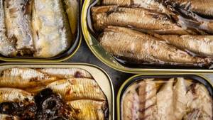 При соблюдении диеты в пищу можно употреблять и рыбные консервы, но не более 3 дней.