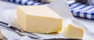 разрезанный кусочек сливочного масла на столе