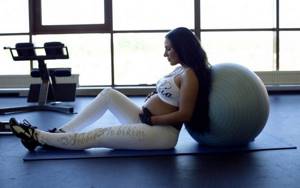С животом и гантелью. Можно ли заниматься фитнесом во время беременности?