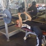 Техника выполнения калифорнийского жима штанги лежа.