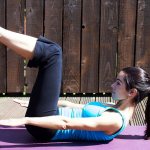 Упражнение сотня: техника выполнения с согнутыми коленями.