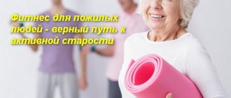женщина с ковриком для фитнеса